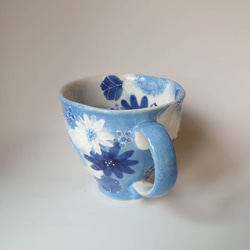 母の日Creema陶器市2024 工房ゆずりは　マグカップ鮮やかな青が清涼感と高級感を醸し出します藍彩白絵花44816 2枚目の画像