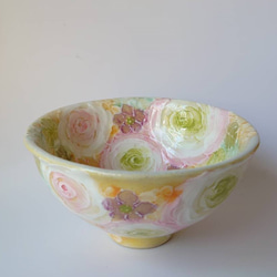 工房ゆずりは　ご飯茶碗　ひまわりを思わせる黄色の地にピンクの縁取りの薔薇やグリーンが明るい絵柄　黄彩バラ紋　49174 1枚目の画像