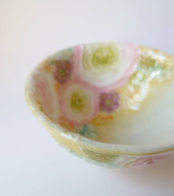 工房ゆずりは　ご飯茶碗　ひまわりを思わせる黄色の地にピンクの縁取りの薔薇やグリーンが明るい絵柄　黄彩バラ紋　49174 2枚目の画像