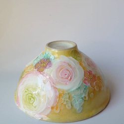 工房ゆずりは　ご飯茶碗　ひまわりを思わせる黄色の地にピンクの縁取りの薔薇やグリーンが明るい絵柄　黄彩バラ紋　49174 6枚目の画像