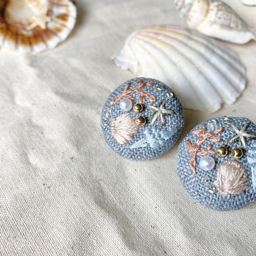 くるみボタンピアス 刺繍＂海＂ ピアス（その他） rin rei 通販