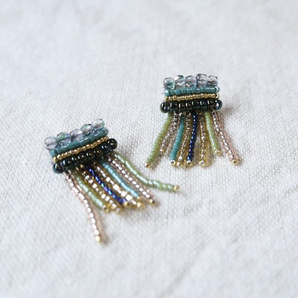 くらげの色あそび。(viridian) 刺繍 ピアス ビーズ刺繍 2枚目の画像