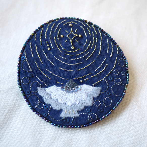 ビーズ 刺繍 ブローチ【北極星とキョクアジサシ】 5枚目の画像