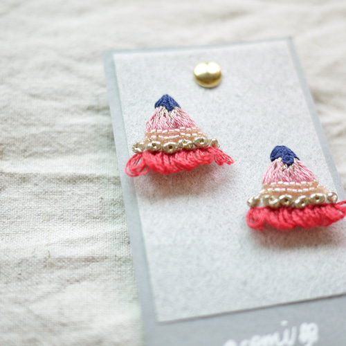 超可爱 ひとひらの。 一点物】 刺繍 ピアス（その他 ビーズ刺繍 ピアス ピアス