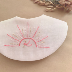 再販②!〖選べる!＆名前入れOK!〗降りそそぐ虹の刺繍スタイ スタイ