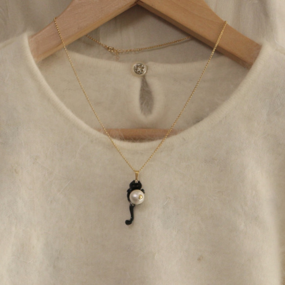 コットンパールと黒ネコのネックレス 4枚目の画像