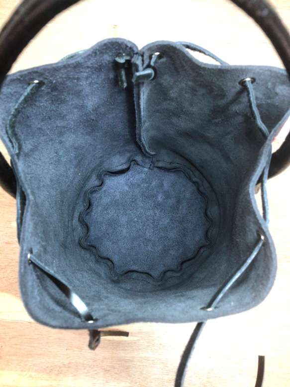 背包袋佩斯利圖案皮革桶包真皮佩斯利圖案黑色 第4張的照片