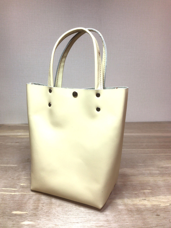 本革ハンドバッグ オフホワイト　Hand bag off white leather 1枚目の画像