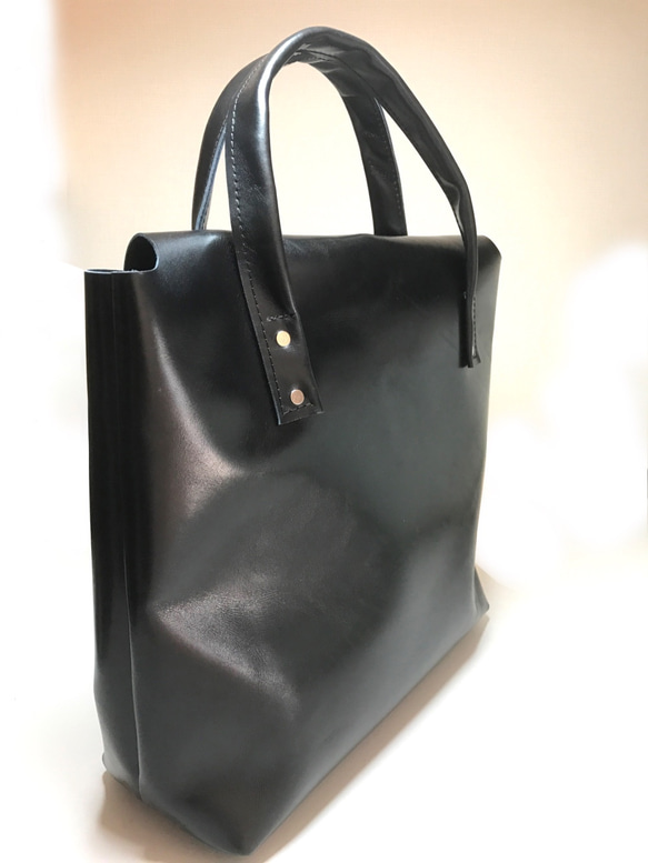 本革トートバッグ  大 黒　底板 鋲付き 自立タイプ　Black leather tote bag self stand 2枚目の画像