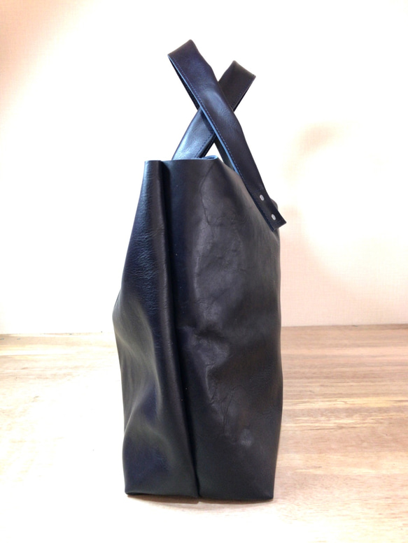 本革トートバッグ　特大  ダークブルー　Dark blue leather Mega tote bag 2枚目の画像