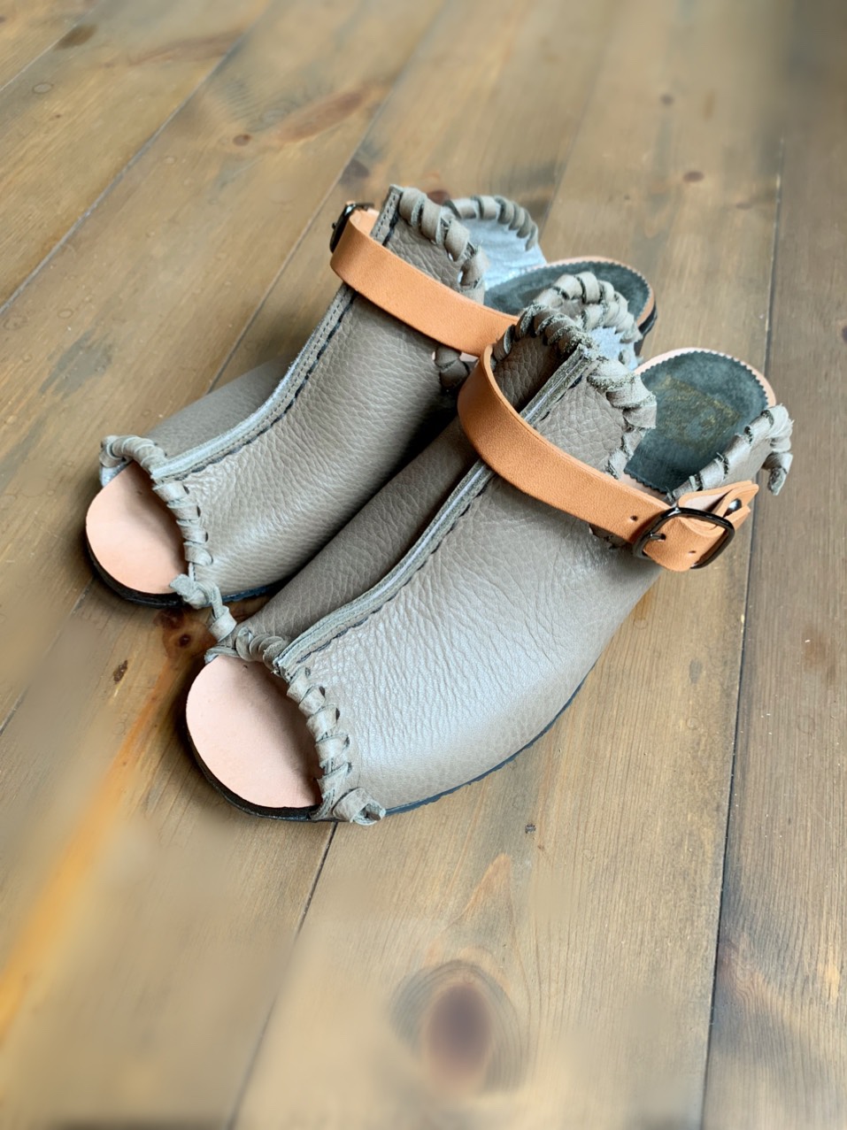 ユニセックス　オープンサボサンダル　グレー