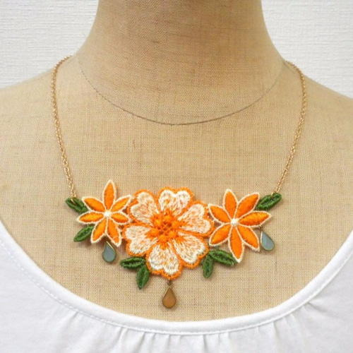 特価・刺繍ワッペン・オレンジ花のネックレス ネックレス・ペンダント