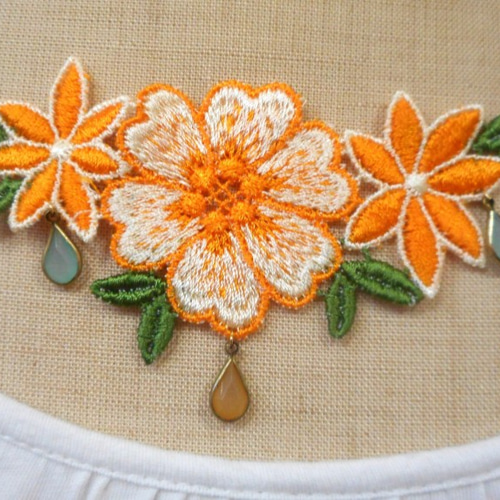 特価・刺繍ワッペン・オレンジ花のネックレス ネックレス・ペンダント