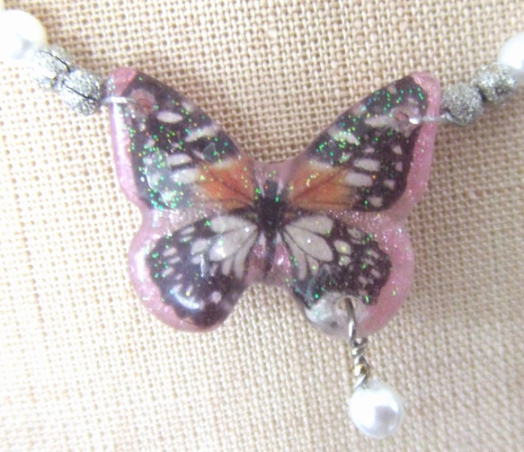 レジンの蝶とパールビーズのネックレス 3枚目の画像