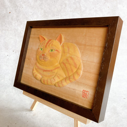 茶トラ猫　座　木彫レリーフ 3枚目の画像