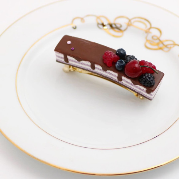 【受注制作】ダークベリーチョコレートケーキのバレッタ 1枚目の画像