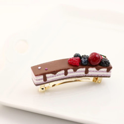 【受注制作】ダークベリーチョコレートケーキのバレッタ 2枚目の画像