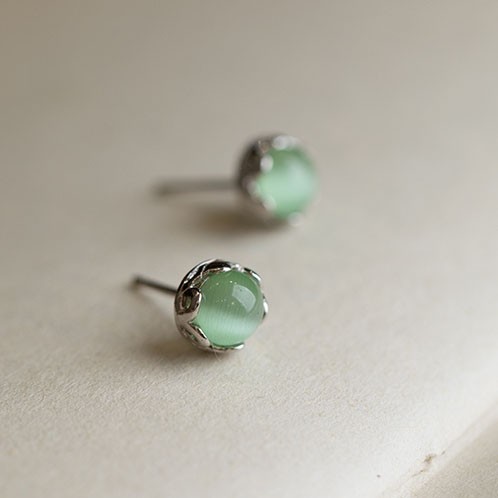 925の純銀製の小さなイヤリングはprehniteシンプルかつ絶妙なラウンドイヤリングヒスイの気質の結晶のイヤリングイヤ