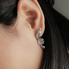 シルバーの片羽のバタフライイヤリング一対のイヤスタッド