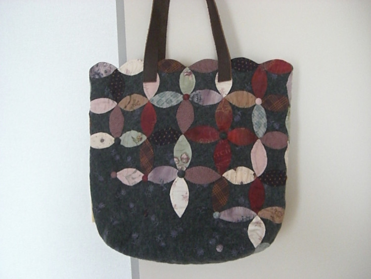 フラワーモチーフのキルト　トートバック