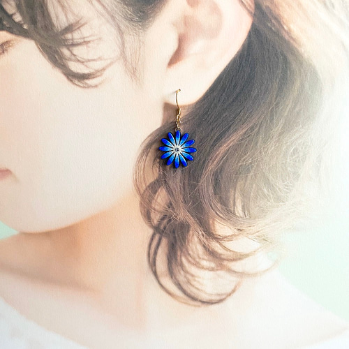 ブルーデイジーのピアス/イヤリング瑠璃色 お花のアクセサリー