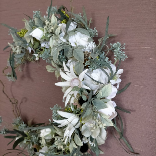 フランネルとフロストグリーンのクレッセントリース アーティ