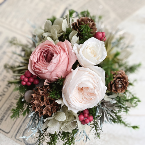 クリスマス早割】白ピンクの優しいクリスマスアレンジメント