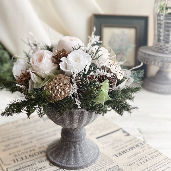 ホワイトクリスマス＊白バラと木の実たちのアレンジメント＊プリザーブドフラワー 6枚目の画像