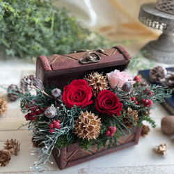 【Creema限定】聖夜を彩るまっかなバラの宝箱アレンジメント＊プリザーブドフラワー 1枚目の画像