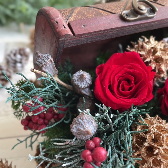 【Creema限定】聖夜を彩るまっかなバラの宝箱アレンジメント＊プリザーブドフラワー 4枚目の画像