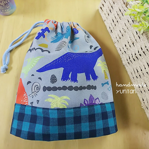 専用★ラスト★ハンドメイド✳︎巾着　恐竜柄グレー　コップ袋などに♩母made品 コップ袋/巾着袋】恐竜グレー×チェック マチあり 名前シール可♪ fuku