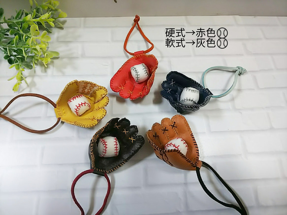 受注製作【ミニグローブ】黄土色 ⚾️  イニシャル・背番号入れ♪ 野球 卒団記念☆ 4枚目の画像