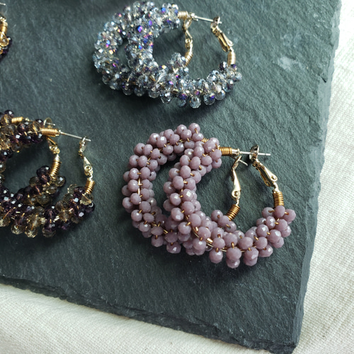 送料無料】全20色以上 たっぷりビーズのフープピアス くすみパープル