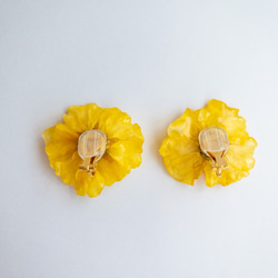 イエローマリーゴールド　クリップイヤリング　✳︎生花のアクセサリー 2枚目の画像