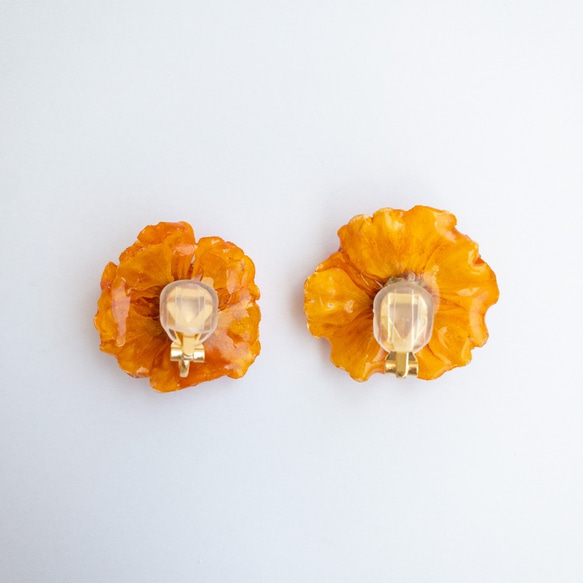 オレンジマリーゴールド　クリップイヤリング✳︎生花のアクセサリー 2枚目の画像