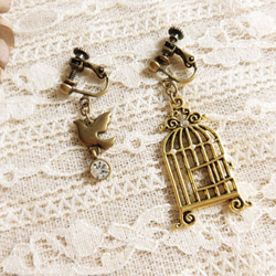 小鳥が逃げた！　鳥籠と小鳥のアンティークピアス（pierced earrings） 3枚目の画像