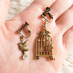 小鳥が逃げた！　鳥籠と小鳥のアンティークピアス（pierced earrings） 4枚目の画像