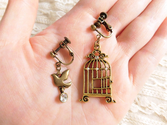 小鳥が逃げた！　鳥籠と小鳥のアンティークピアス（pierced earrings） 4枚目の画像