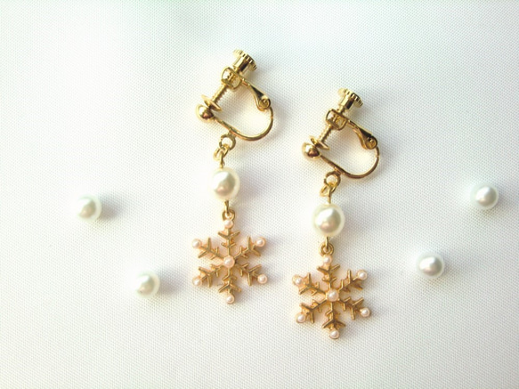 珍珠和珠子雪花耳環（耳夾） 第3張的照片