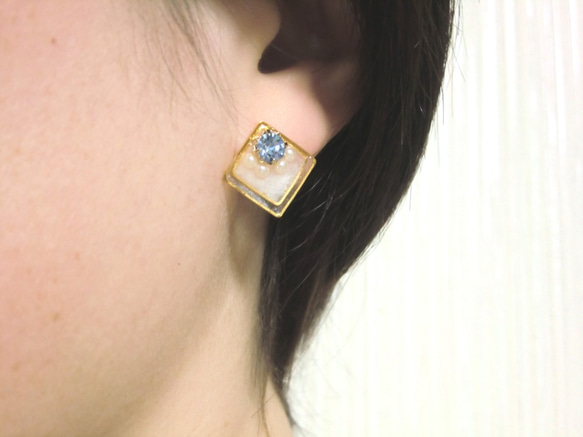 繡球花色寶石和白色方形耳環 第5張的照片