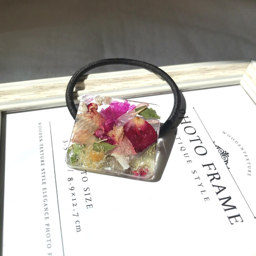 レンジヘアゴム　ポニーフック　ドライフラワー　No.307 】ドライフラワーモチーフのレジンポニーフック（ヘアカフス 一点もの ヘアゴム