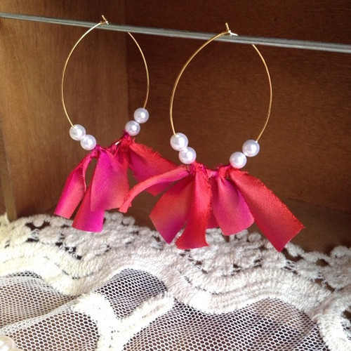 パール×シルクリボンのフリンジピアス（レッド）☆ ピアス（フープ 