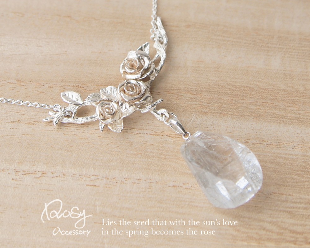 《１点もの》存在感大！バラのシルバーネックレス　【ルチルクォーツ】
