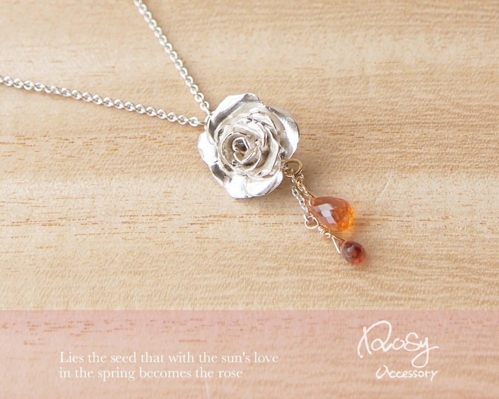 《１点もの》ゆらゆら揺れるバラのシルバーネックレス　【ガーネット】