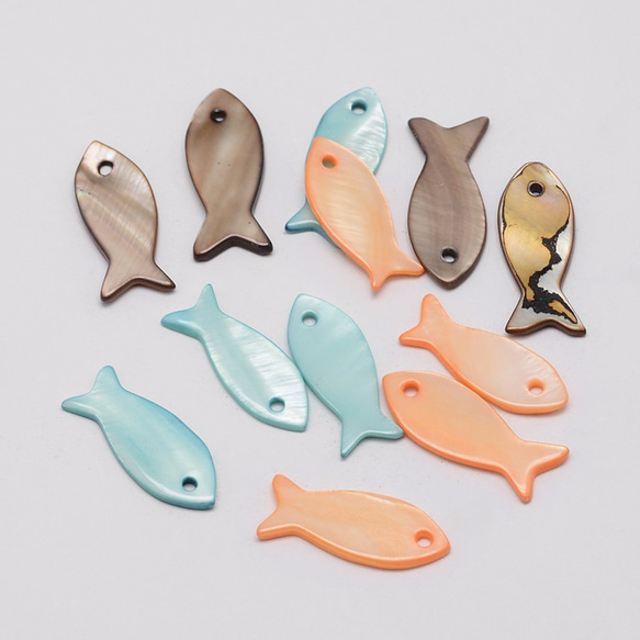 New♡天然シェルお魚カラーチャーム 1枚目の画像