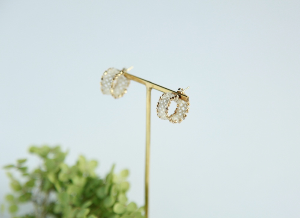 タティングレース×ビーズ　レースフープピアス　ゴールド 4,760円