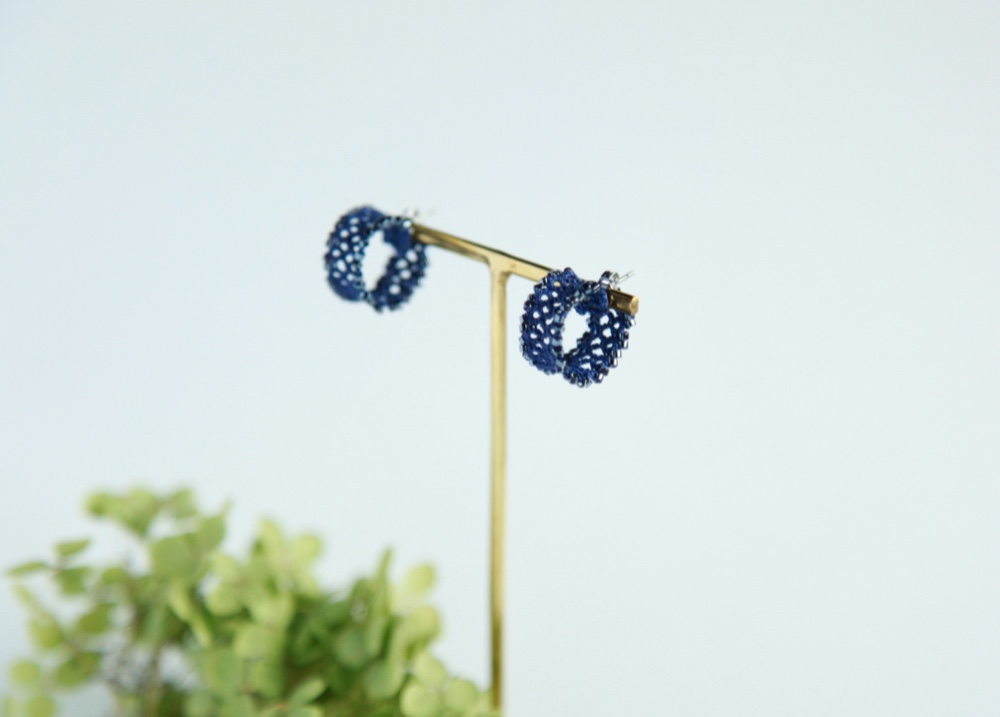 タティングレース×ビーズ　レースフープピアス　ネイビーブルー