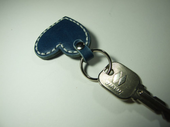 小さいハートのキーホルダー　青ｘ白 4枚目の画像