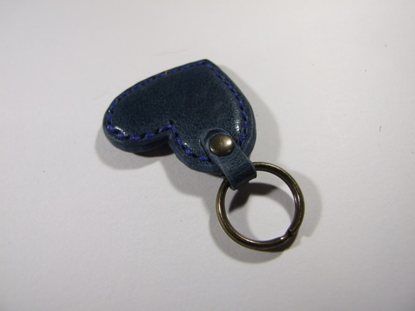 小さいハートのキーホルダー　ネイビーｘ青 3枚目の画像