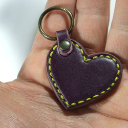 小さいハートのキーホルダー　紫ｘ黄色 1枚目の画像